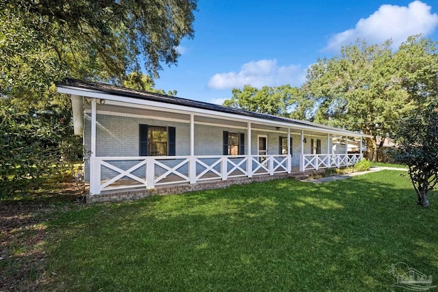 view of front of property featuring a front lawn