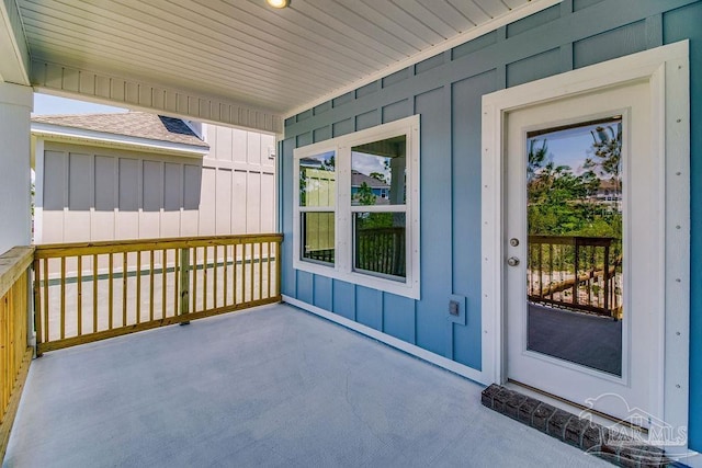 entrance to property featuring covered porch