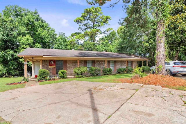 ranch-style home with a front lawn