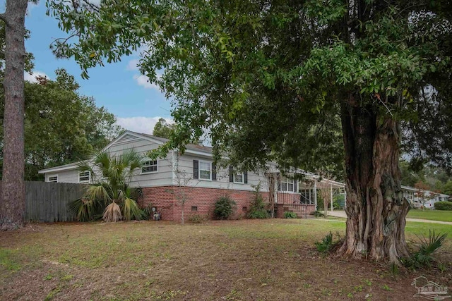 view of front of property featuring a front lawn