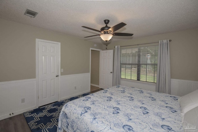 bedroom featuring ceiling fan and a textured ceiling