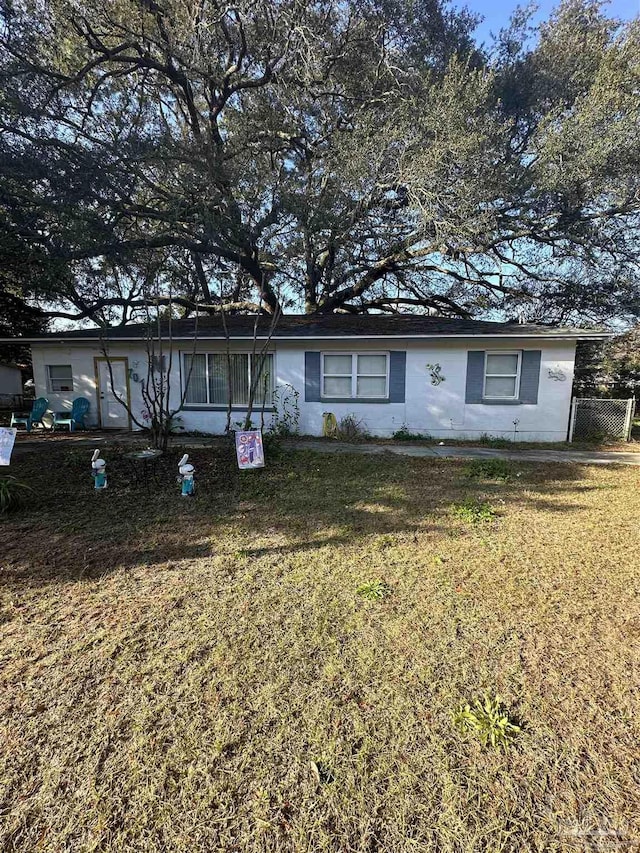 single story home featuring a front lawn