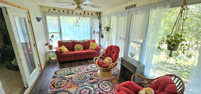 sunroom / solarium featuring a ceiling fan