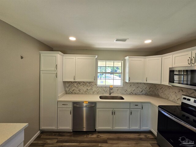 unfurnished bedroom with dark hardwood / wood-style flooring and a closet