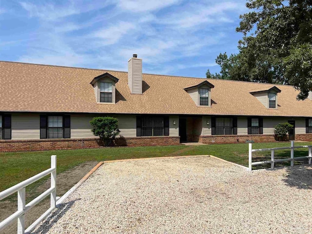 cape cod-style house featuring a front lawn