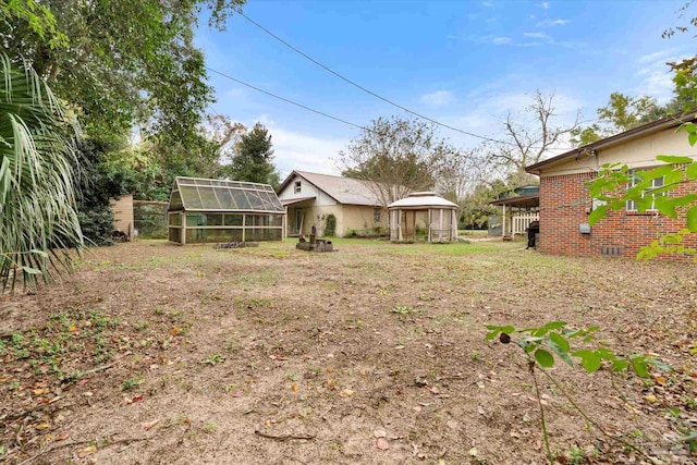 view of yard featuring an outbuilding