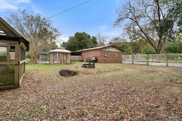 view of yard featuring an outdoor structure