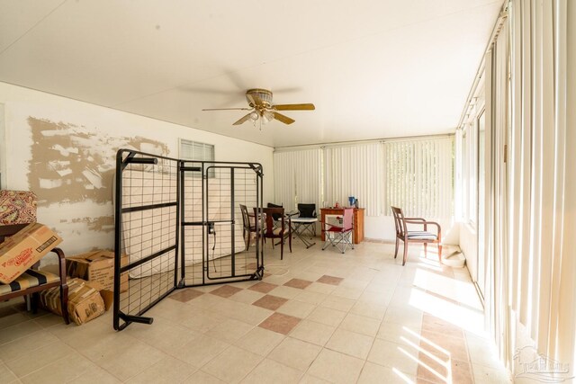 sitting room with ceiling fan