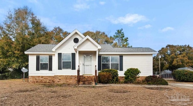 view of front of house featuring a front lawn