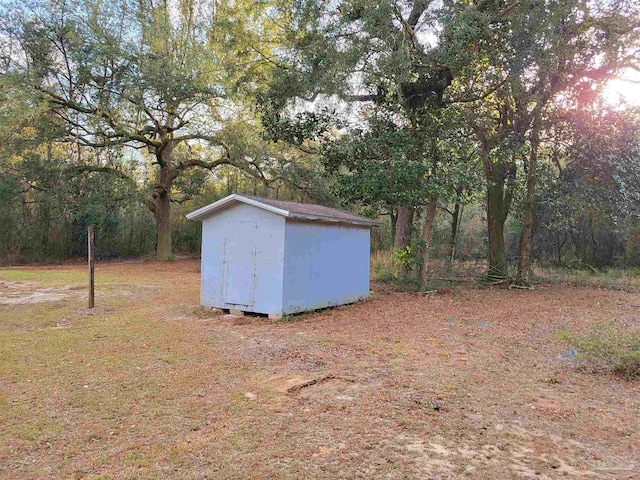 view of yard with an outdoor structure and a shed