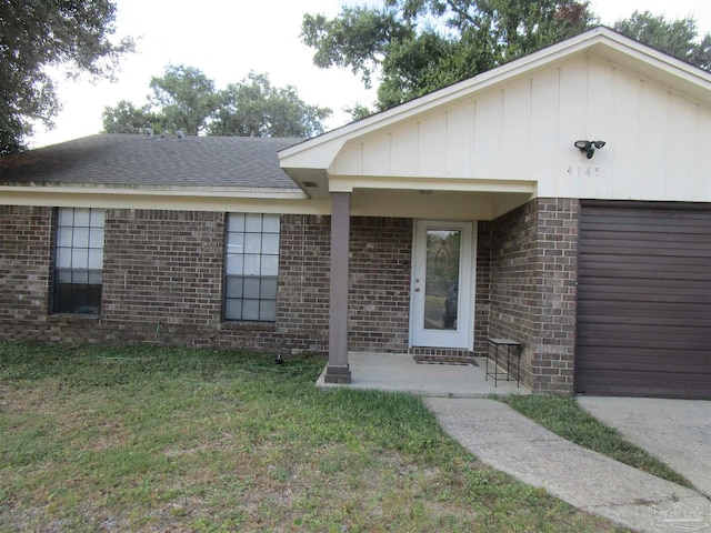 view of front of property with a front lawn