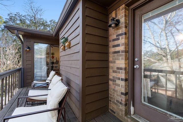 property entrance featuring a balcony