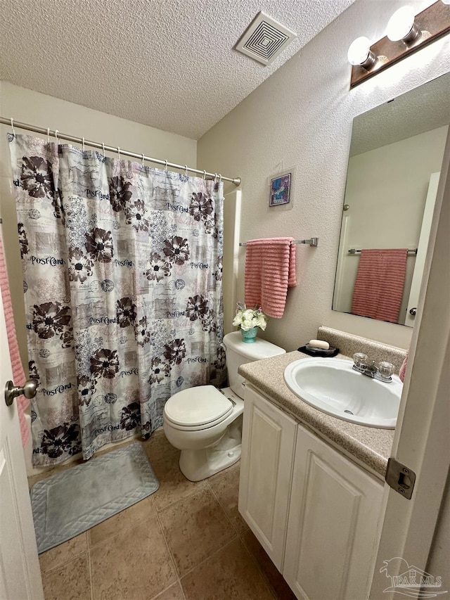 full bath featuring a textured ceiling, toilet, vanity, and a shower with curtain