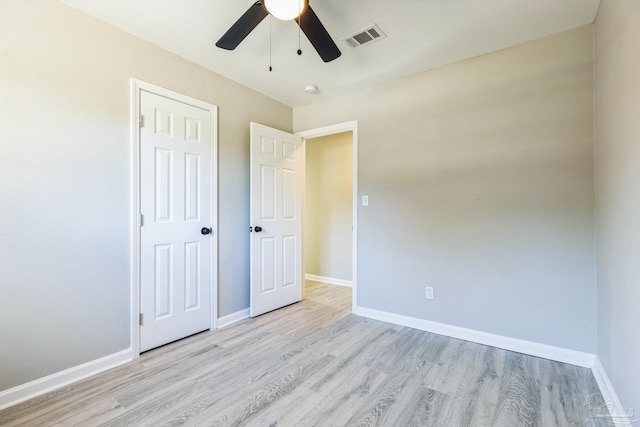 unfurnished bedroom featuring light wood-style flooring, baseboards, and a ceiling fan