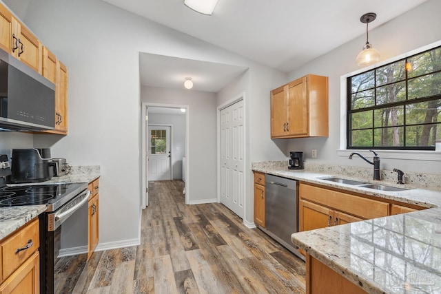 kitchen featuring a sink, hanging light fixtures, dark wood-style floors, lofted ceiling, and stainless steel appliances