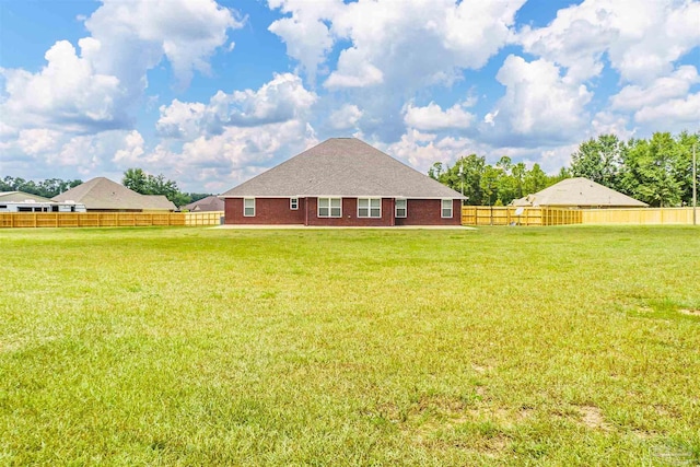 view of front of property featuring a front yard