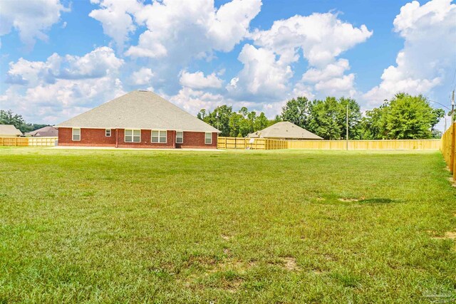 view of front of home featuring a front lawn