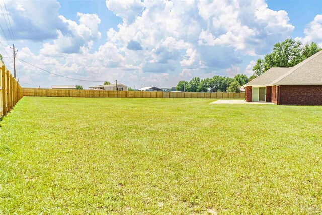 view of front of home with a front lawn