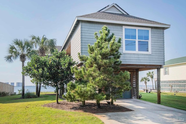 view of front of house featuring a carport and a front yard