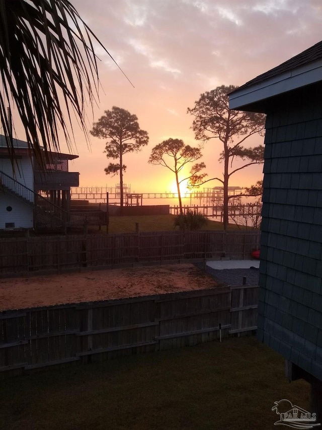 view of yard at dusk