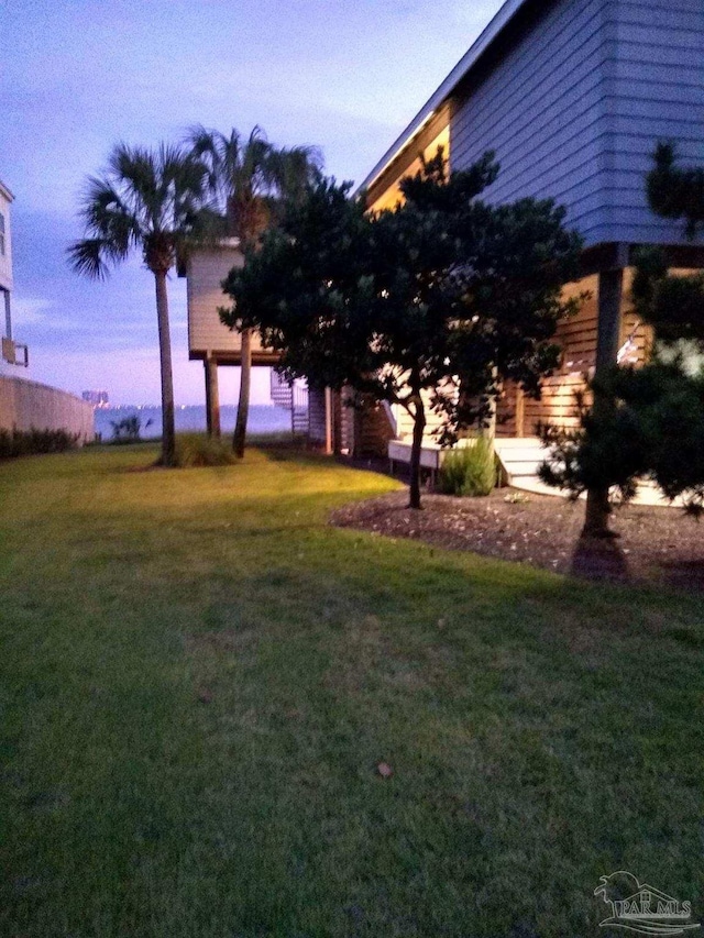 view of yard at dusk