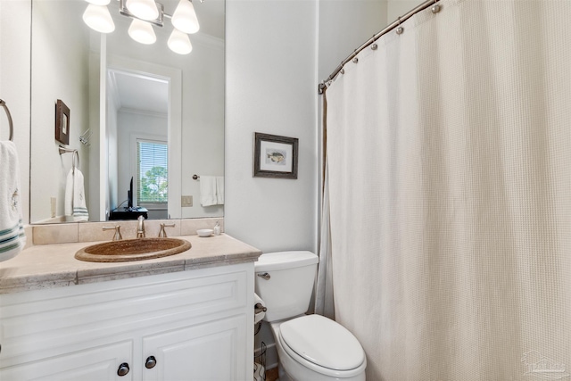 bathroom featuring a shower with shower curtain, crown molding, vanity, and toilet