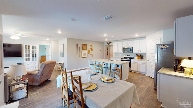 dining area featuring ceiling fan, light wood-type flooring, visible vents, and recessed lighting