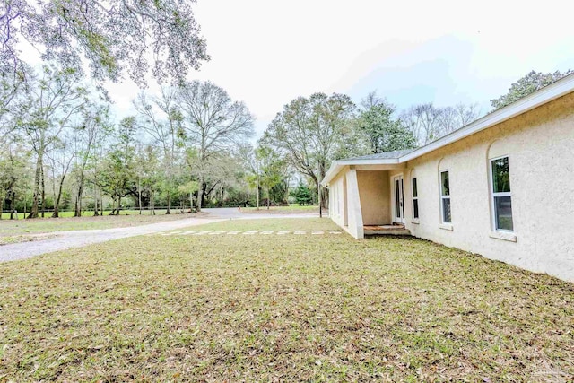 view of yard with driveway