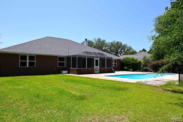 view of swimming pool featuring a yard