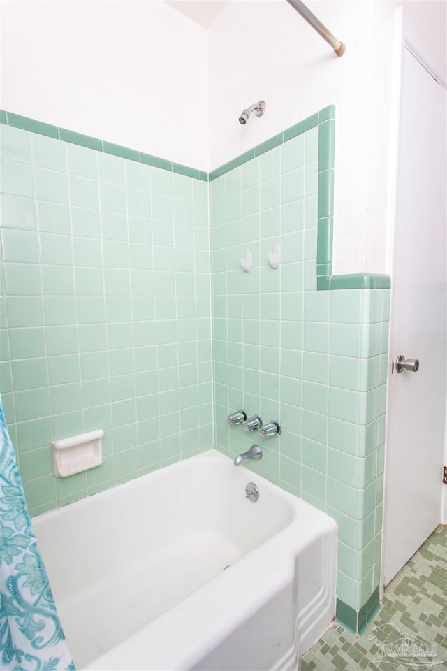 bathroom with shower / bath combo