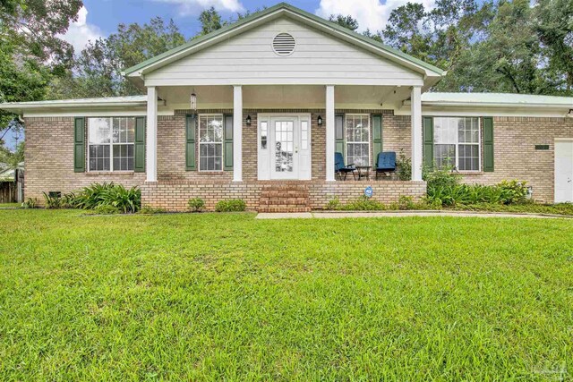 view of front of house featuring a front lawn