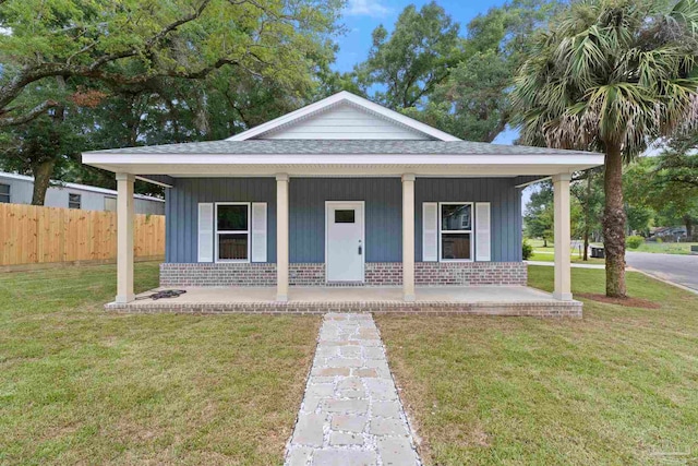 view of front of house with covered porch and a front lawn