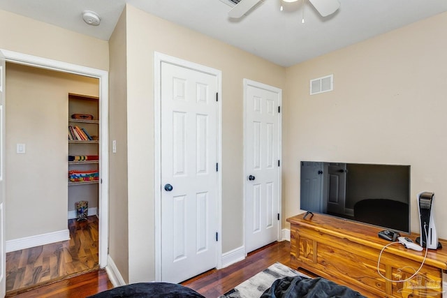 office area with dark wood-type flooring and ceiling fan