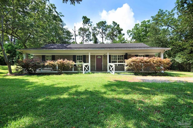 ranch-style home featuring a front lawn