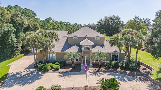 view of front of house featuring a front lawn