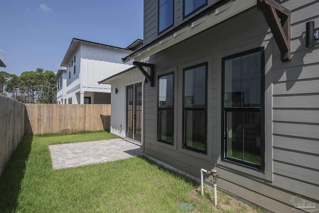 view of yard featuring a patio area