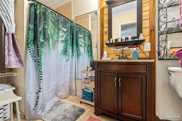 bathroom with curtained shower, vanity, and toilet