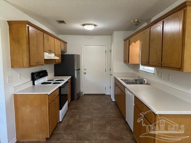 kitchen with electric range, visible vents, a sink, under cabinet range hood, and white dishwasher