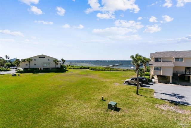 view of yard featuring a water view