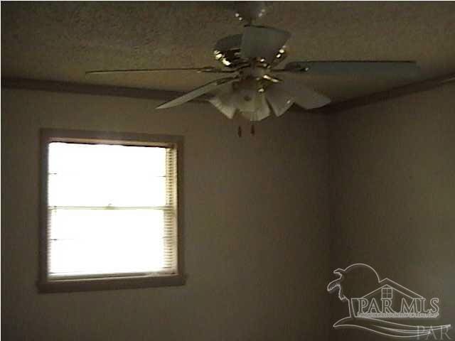 empty room featuring ceiling fan