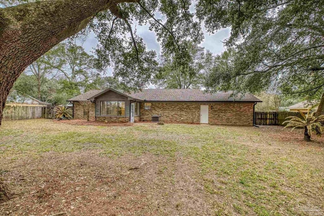 view of front of property featuring a front lawn