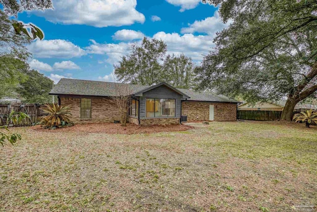 view of front of house featuring a front lawn