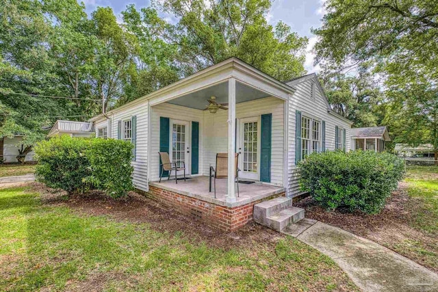 7074 Milton Ct, Milton, FL 32583 - view of front of property with a ceiling fan, a porch, and a front lawn