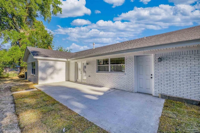 ranch-style house featuring a patio