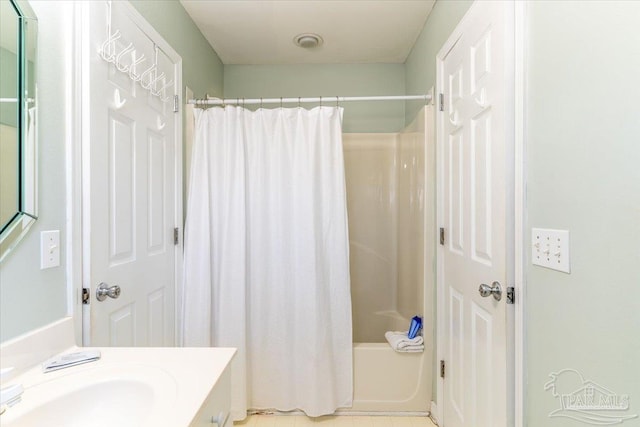 bathroom featuring vanity, visible vents, and shower / bath combo