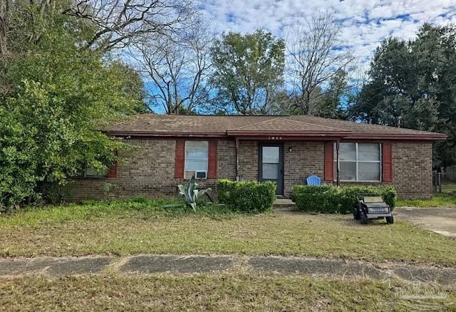 ranch-style house featuring a front lawn