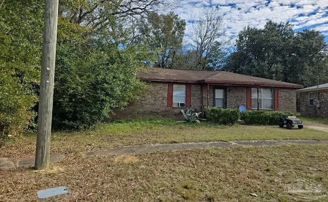 single story home featuring a front lawn