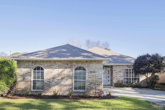 ranch-style house with a front yard