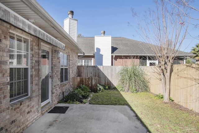 view of yard featuring a patio area