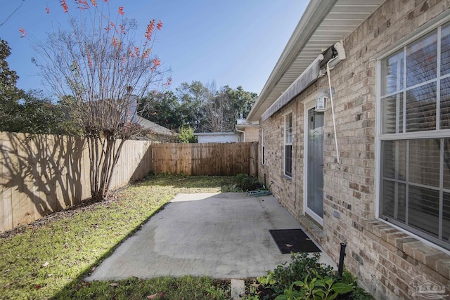 view of yard featuring a patio